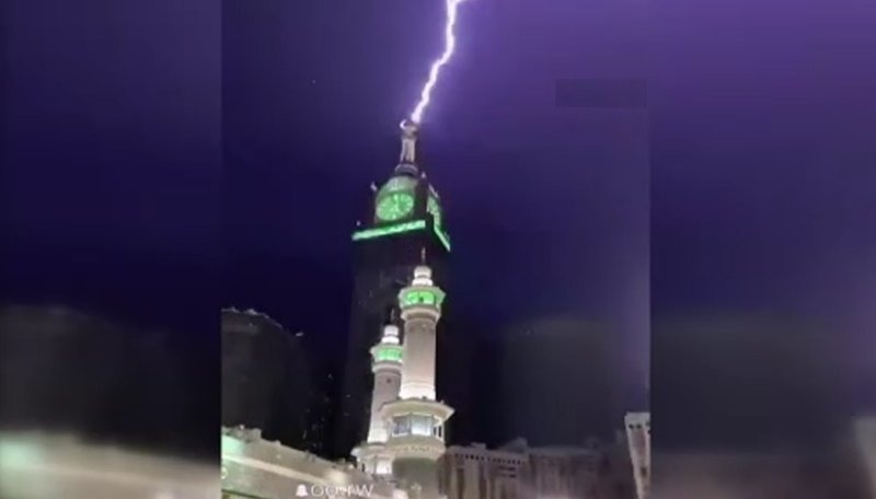 Məkkədə Kral Saat Qülləsinə ildırım düşüb
