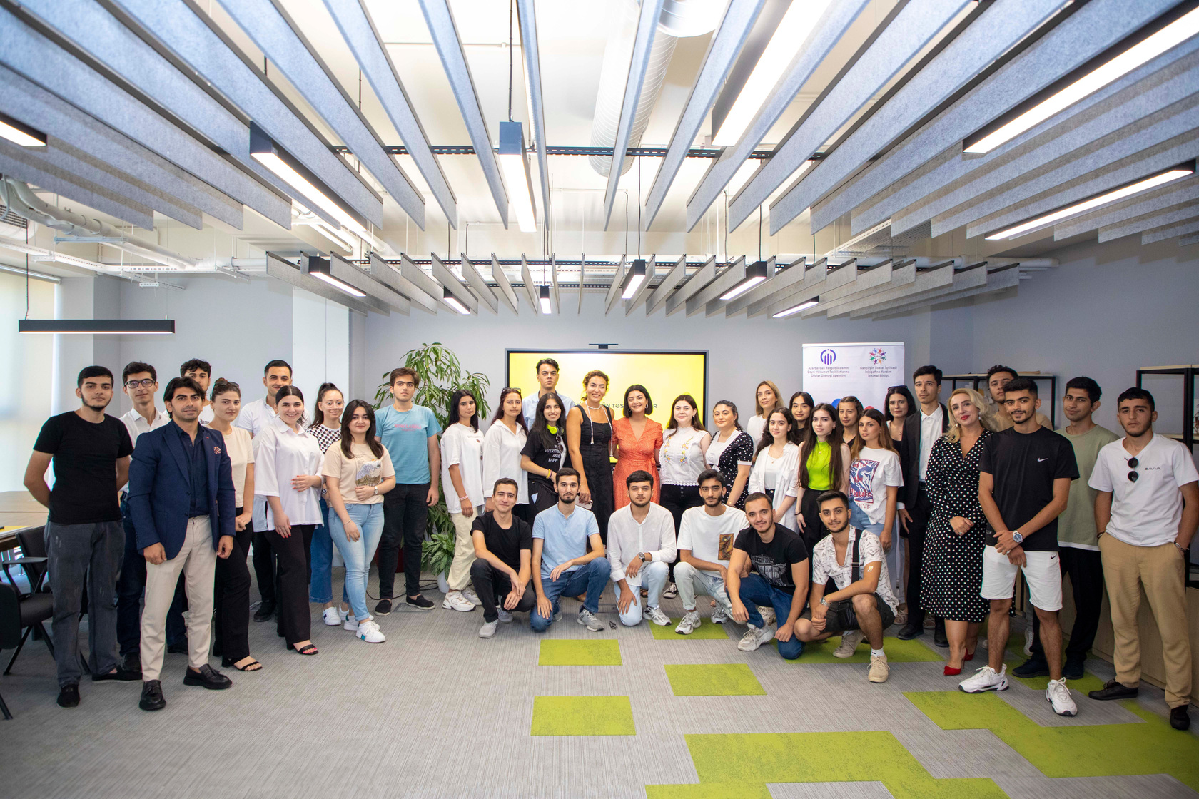 Yelo Bank-da aktiv gənclərlə görüş keçirildi