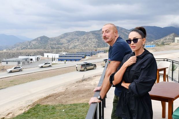 İlham Əliyev və Mehriban Əliyeva Laçının sənaye zonasında mebel fabrikinin açılışında iştirak ediblər - FOTO