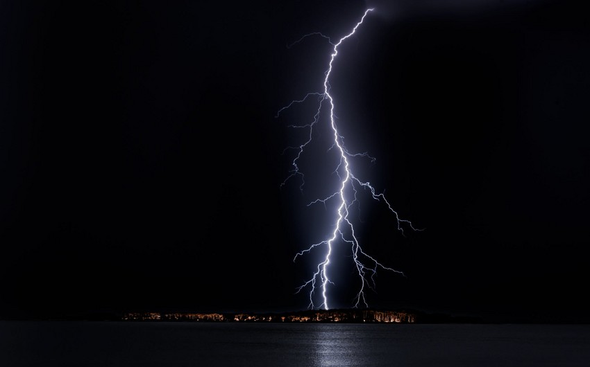 Axşam və gecə bəzi yerlərdə şimşək çaxıb, arabir yağış yağıb - FAKTİKİ HAVA