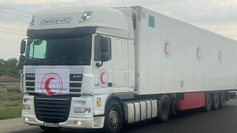 Выехавшая из Баку колонна с 40 т гумпомощи для армянских жителей Карабаха ожидает на дороге Агдам-Ханкенди