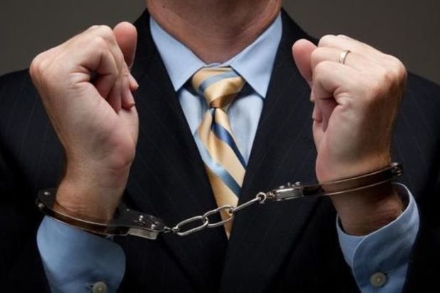 Vəzifə səlahiyyətlərindən sui-istifadə edən keçmiş məmur məhkəmə zalında həbs olundu