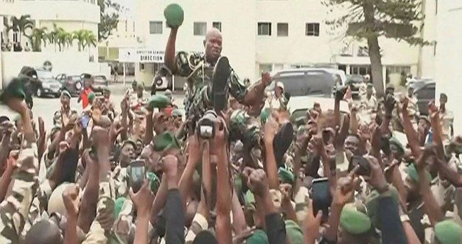 Nguema Qabonda keçid hökumətinin lideri olur