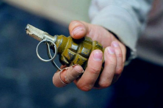 Məhkəmə qardaşının həyətinə qumbara atan şəxslə bağlı qərar verdi