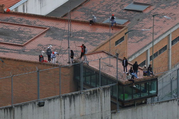Ekvadorda altı həbsxanada qiyam: 50-dən çox mühafizəçi və polis girov götürülüb - FOTO/VİDEO