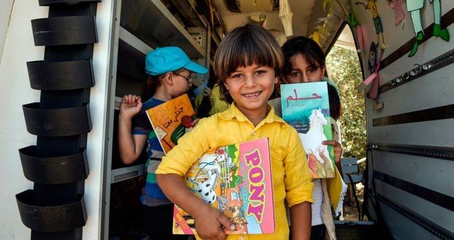 İşğalçı İsrail qüvvələri fələstinli tələbələrin kitablarını müsadirə edib