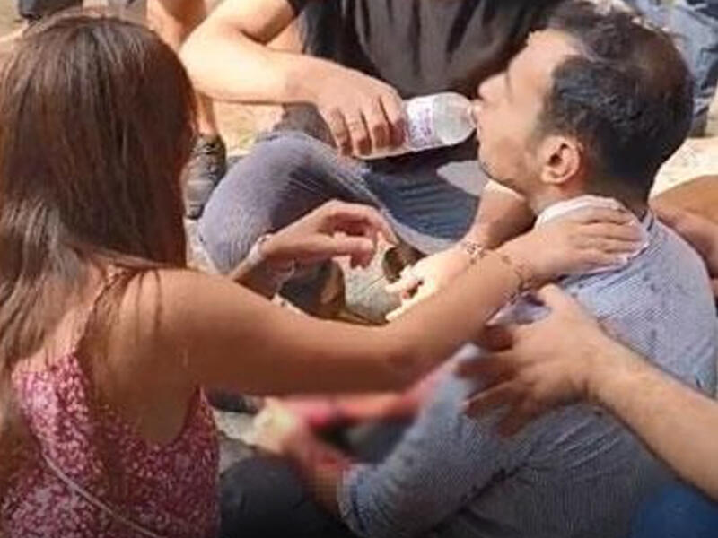 Hər kəsin gözü qarşısında qızının sevgilisinin boğazını kəsdi - VİDEO - FOTO