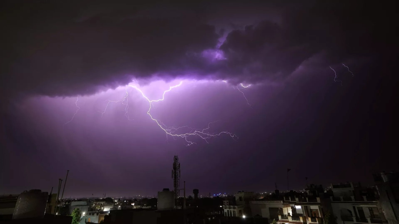 Hindistanda 2 saatda 61 min ildırım vurdu: 12 ölü var