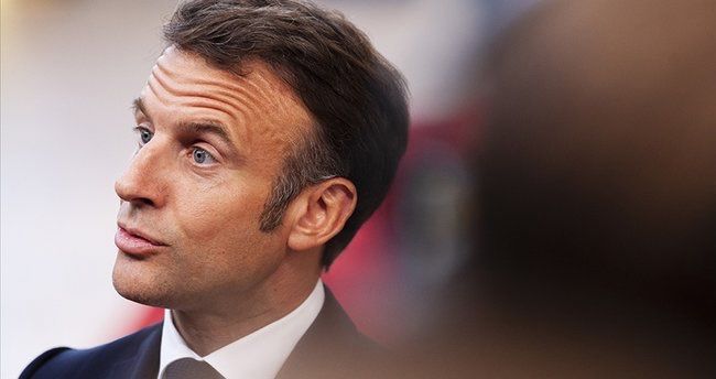 Makron anti-islam abaya qadağasını müdafiə edib