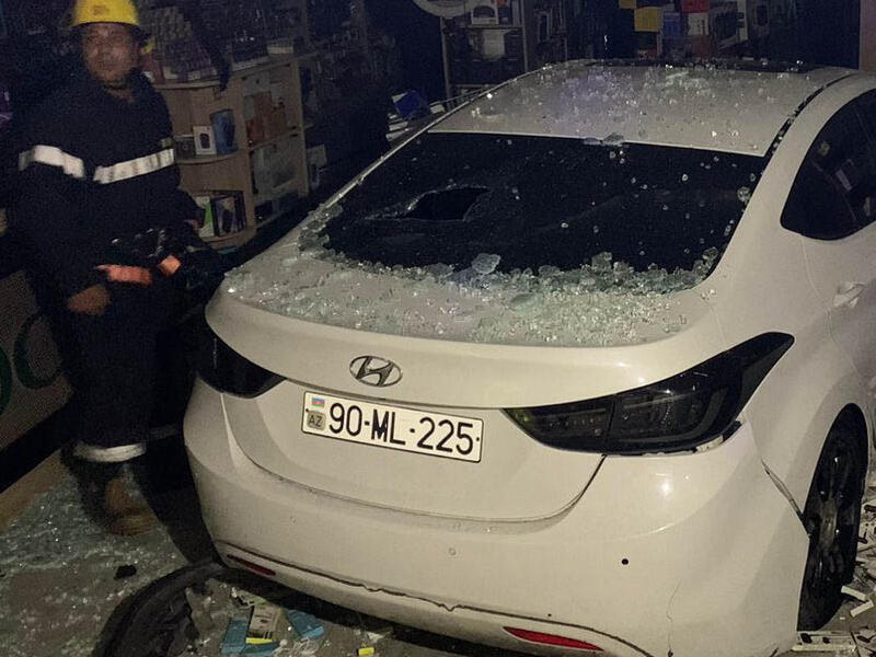 Bakıda kişi keçmiş arvadının maşınını qaçırıb mağazaya çırpdı - FOTO