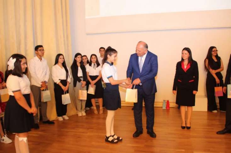 İcra başçısı 600 bal toplayanlara 6 manatlıq saat hədiyyə etdi - FOTO