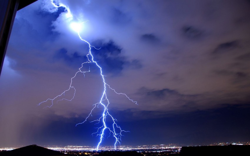 Bəzi yerlərdə şimşək çaxıb, arabir leysan xarakterli yağış yağıb - FAKTİKİ HAVA