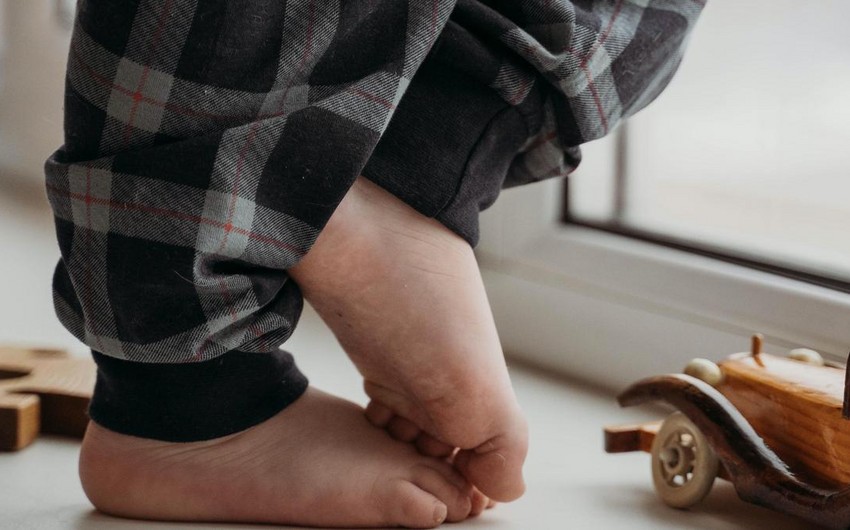 В поселке Бина 6-летний ребенок упал со второго этажа