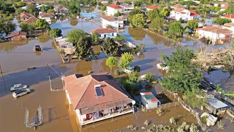 Yunanıstanda hərbi bazanı daşqın basıb