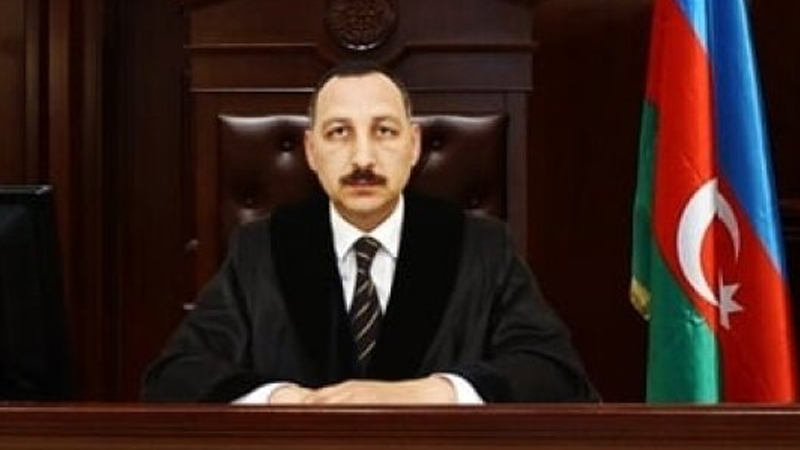 Cəlilabadda hakim onunla mübahisə edən şəxsi həbs etdirdi