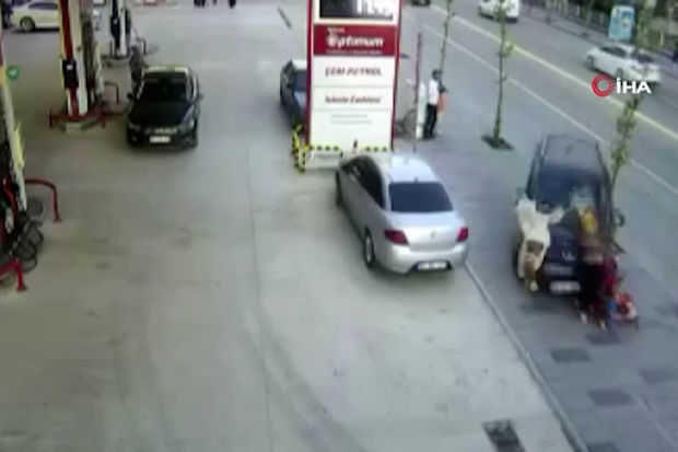 Türkiyədə avtomobil yoldan çıxaraq uşaq arabası və anaya çırpıldı - ANBAAN VİDEO