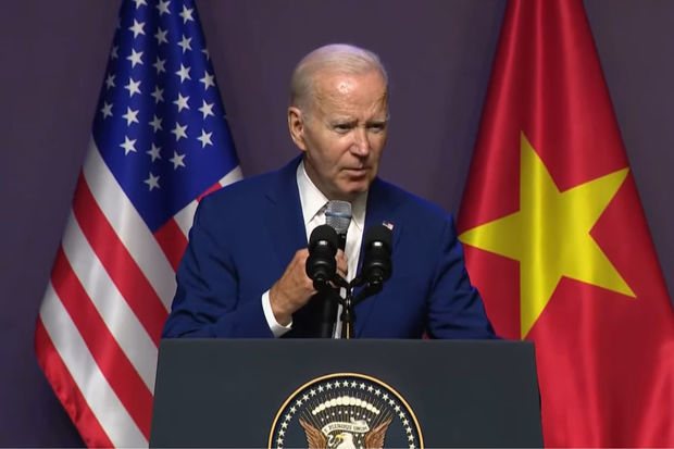 Bayden jurnalistlər qarşısında çətin vəziyyətə düşdü - VİDEO