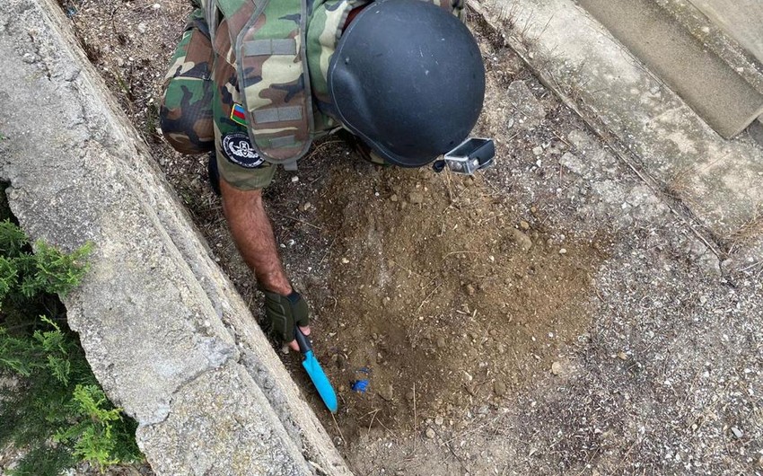 Bakıda qəbiristanlıqda basdırılmış tapança və əl qumbarası tapılıb