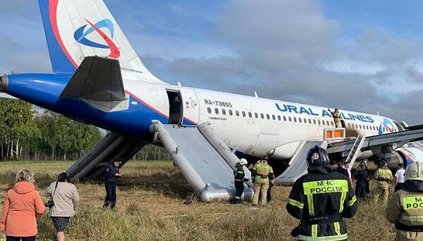 Rusiyada sərnişin təyyarəsi əkin sahəsinə məcburi eniş etdi