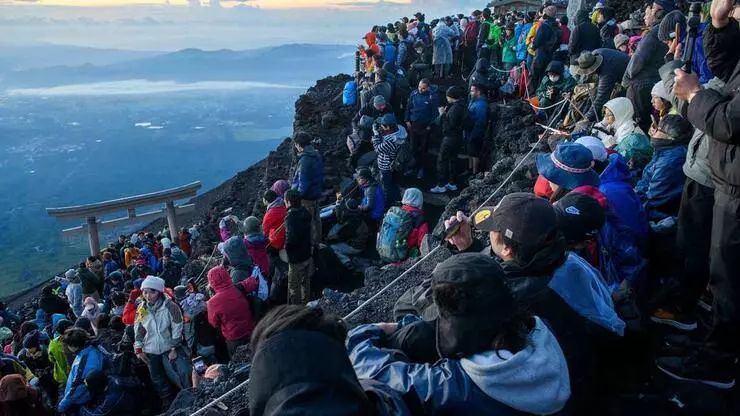 Yaponiyanın ən yüksək zirvəsi Disneylendə çevrildi