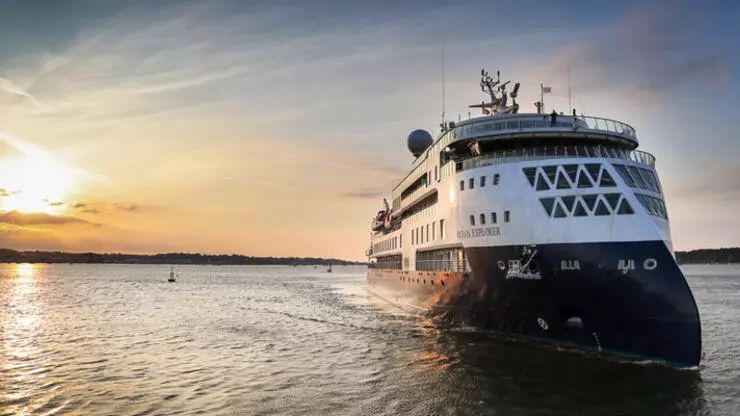 Qrenlandiyada lüks kruiz gəmisi quruya çırpılıb