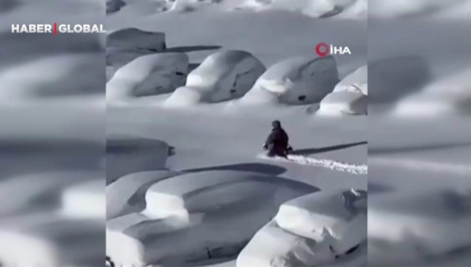 Bu ölkəyə qar yağdı - Avtomobillər yolda qaldı - VİDEO