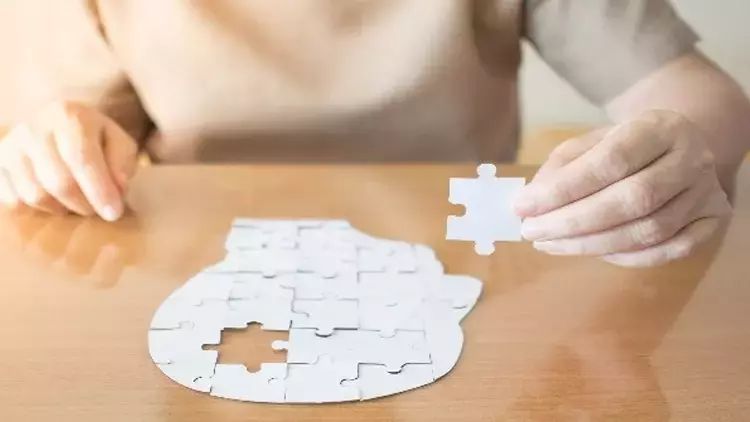 Alzheimer xəstələrində beyin hüceyrələrinin niyə öldüyü məlum olub