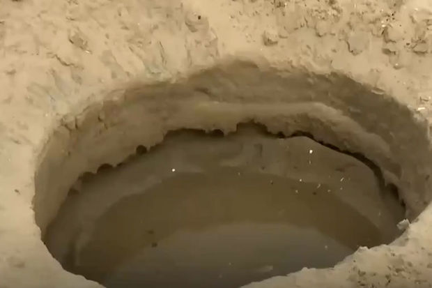 İrlandiya çimərliyində sirli dəlik tapılıb - VİDEO