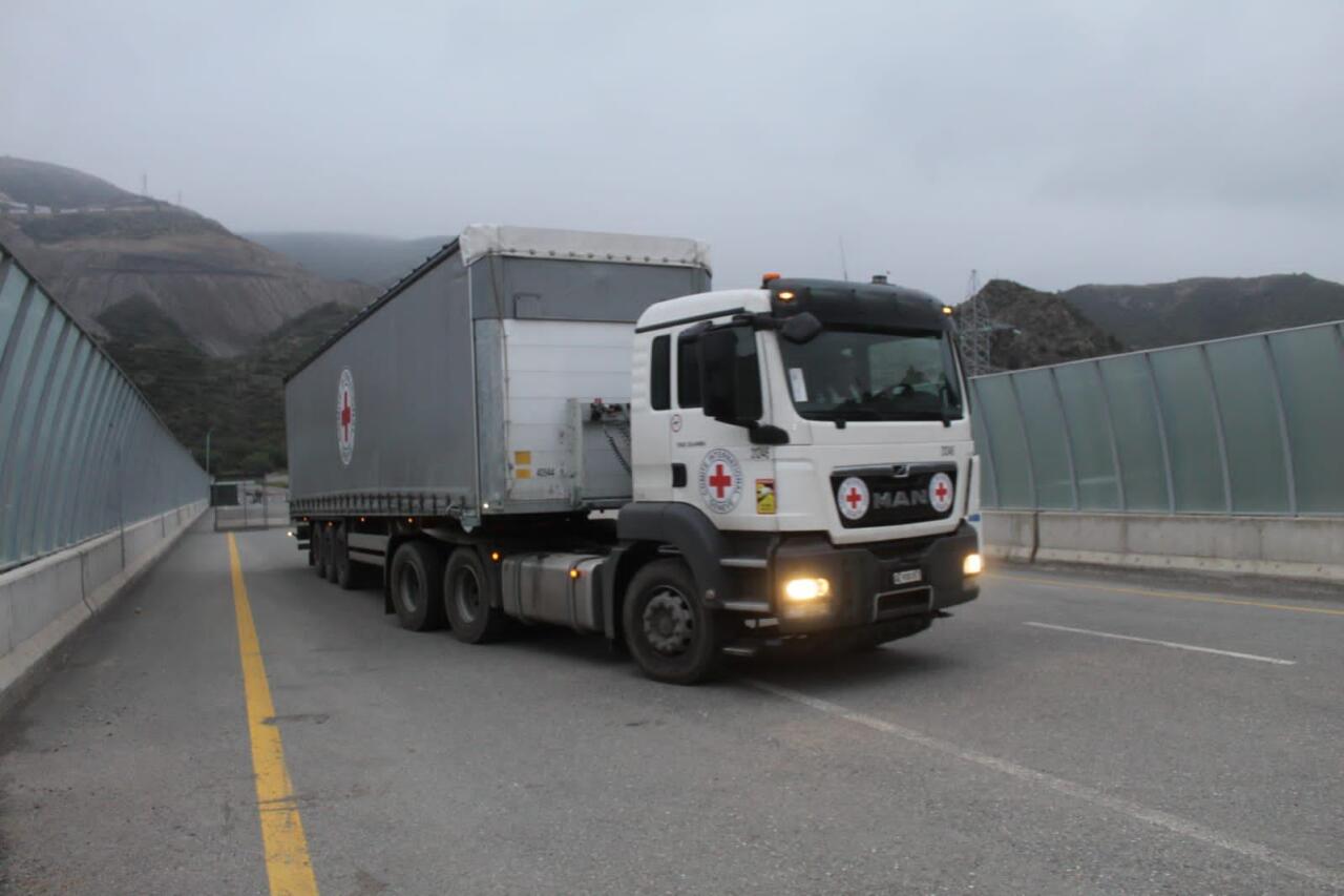 Автомобили МККК движутся по дороге Лачын-Ханкенди