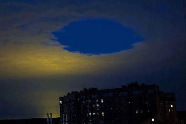 Rusiyada səmada açılan dəlik insanları heyrətləndirdi - FOTO