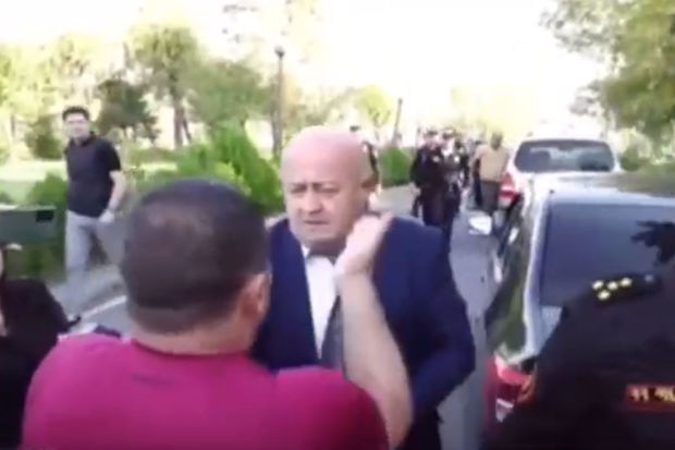 44 günlük müharibədə ölən erməni əsgərlərin ailə üzvləri İrəvanda hakim partiyanın deputatını döydülər - VİDEO