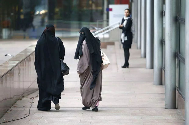 İsveçrədə niqab və hicab da daxil olmaqla üz örtüyü taxmaq qadağan edilib