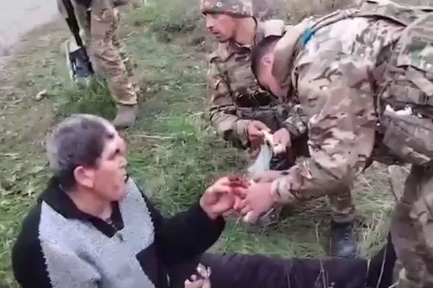 Əsgərlərimiz Qarabağın erməni sakininə kömək ediblər - VİDEO