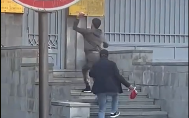 Rusiyanın İrəvandakı səfirliyinə qırmızı boya atdılar - Video