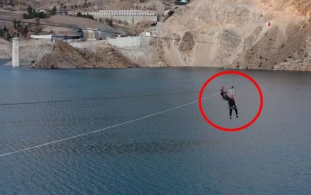 Türkiyədə bələdiyyə sədri ziplaynda asılı qaldı - Video