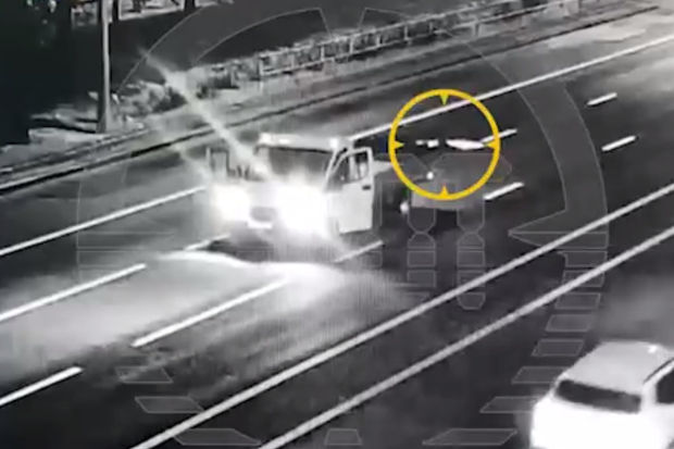 Moskvada qız hərəkət edən yük maşınından yıxıldı: Sürücü onu götürüb gözdən itdi - VİDEO