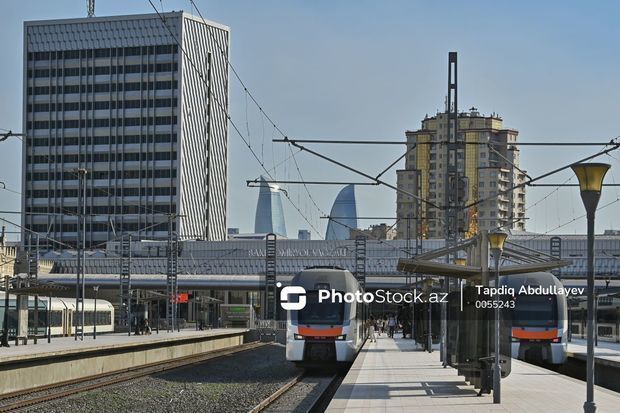 Sürət qatarı gecikdi: Sərnişinlərin səhhətində problem yarandı - VİDEO