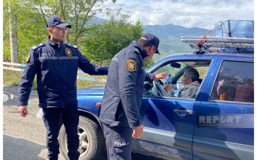 Azərbaycan polisi Qarabağın erməniəsilli sakinlərinə su paylayıb