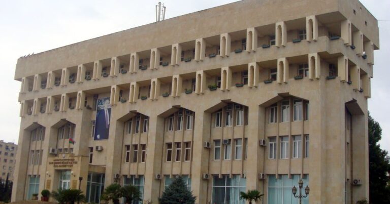 Nizami Rayon İcra Hakimiyyətindən ABSURD TƏLƏB: Vətəndaş obyektin qapısını “icazə” ilə dəyişməlidir? – FOTOLAR