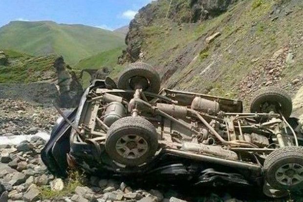 В Шамкире грузовик опрокинулся в кювет, есть погибшие