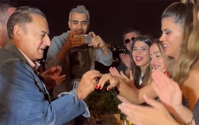 Özündən 40 yaş kiçik xanımla evlənir - Video