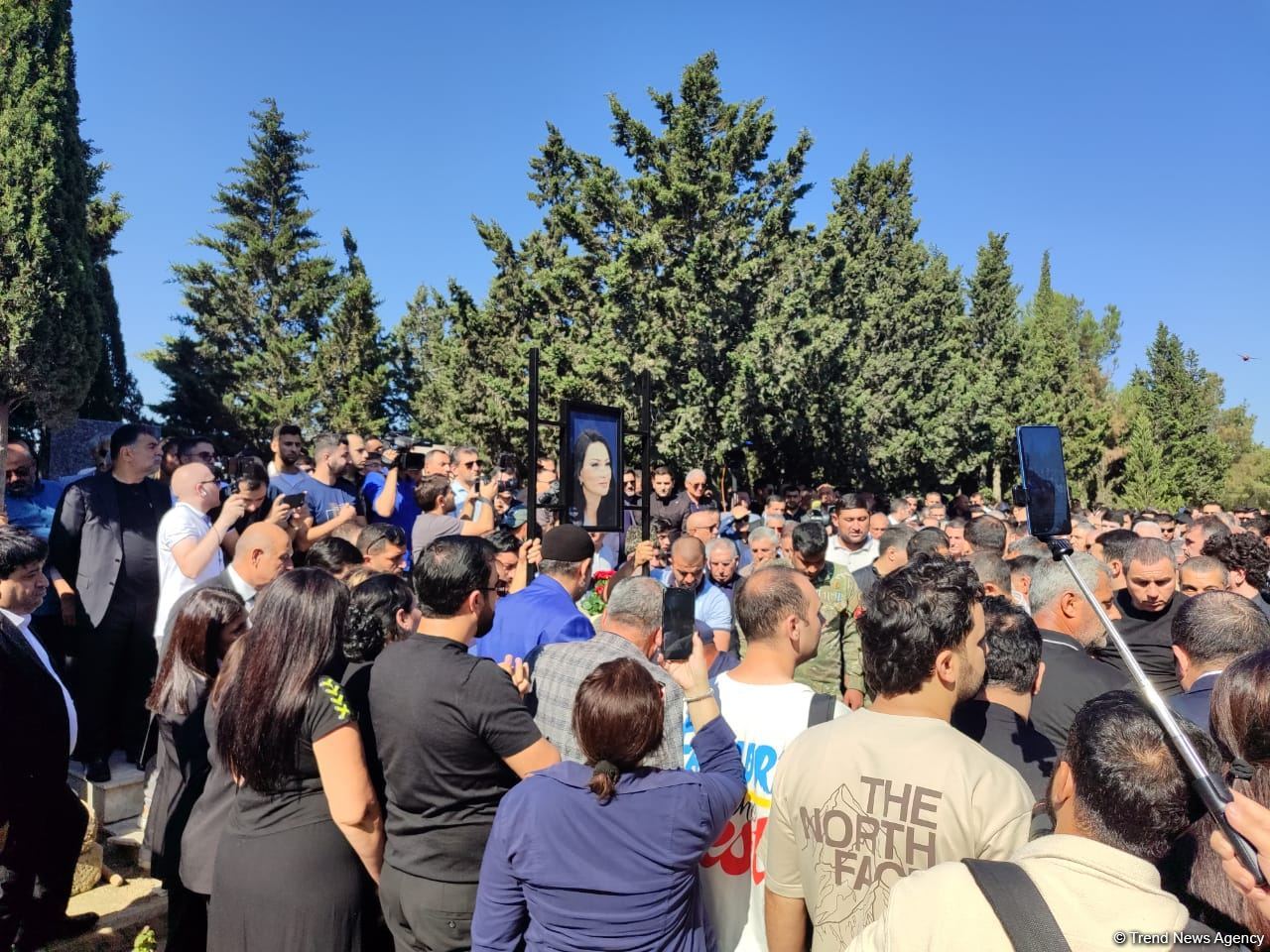 Qənirə Paşayeva dəfn edildi (FOTO/VİDEO) (YENİLƏNİB)