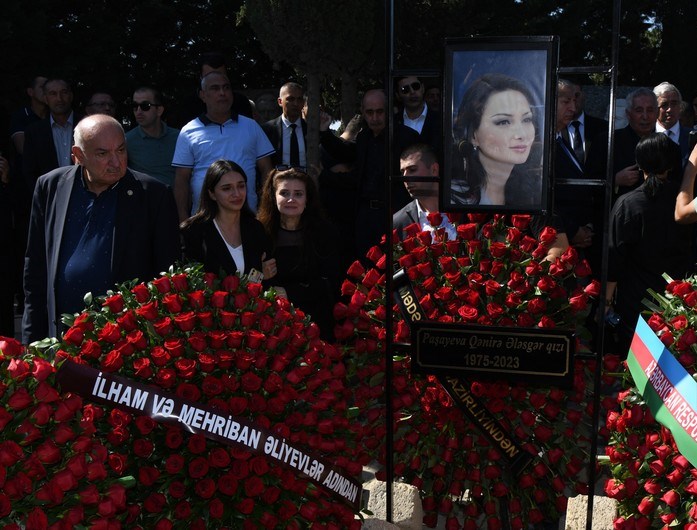 Prezident və birinci xanım deputat Qənirə Paşayevanın məzarına əklil göndərib