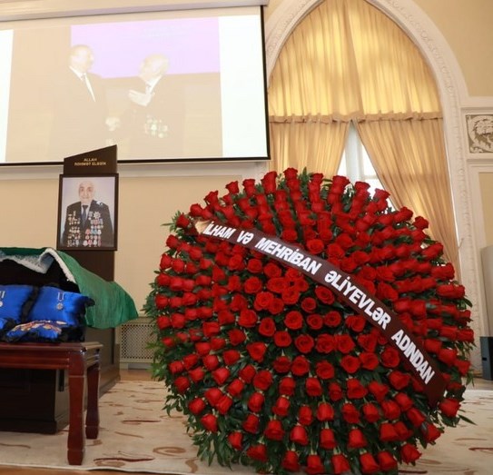 Prezident və birinci xanım Xoşbəxt Yusifzadənin vida mərasiminə əklil göndərib