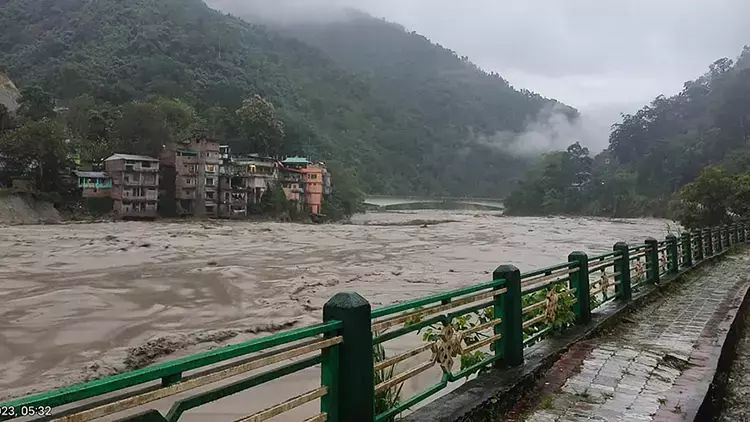 Hindistanda daşqın: 23 əsgər itkin DÜŞÜB