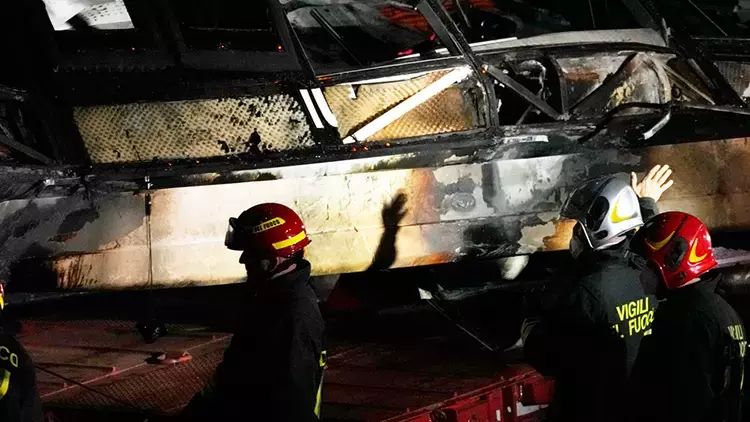 Venesiyada turistləri daşıyan avtobus yerüstü keçiddən aşıb: 21 ÖLÜ