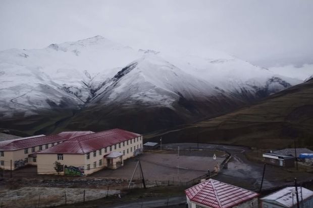 Quba və Qusar rayonunun yüksək dağlıq ərazilərinə qar yağıb - FOTO