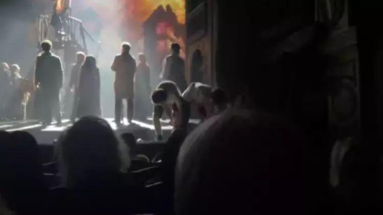 Les Misérables musiqilinə basqın etdilər və pankart açdılar