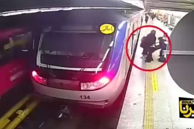 İranda daha bir qız məcburi hicaba görə komadadır: Molla rejimi yeni Məhsa Əmini inqilabından qorxur - VİDEO