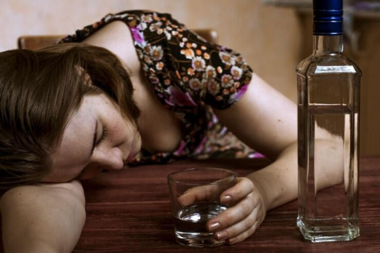 Ana içkiyə görə körpəsini bıçaqladı - Dəhşətli cinayət